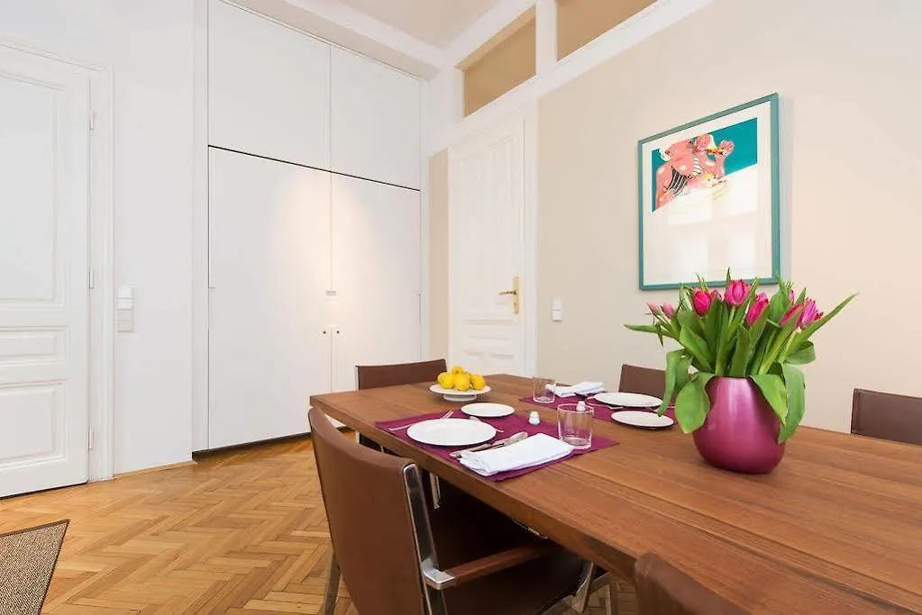 Rosa Linde - Comfort Rooms Vienna 2*,